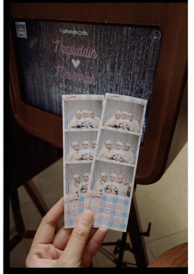 A freshly printed 2R photostrip